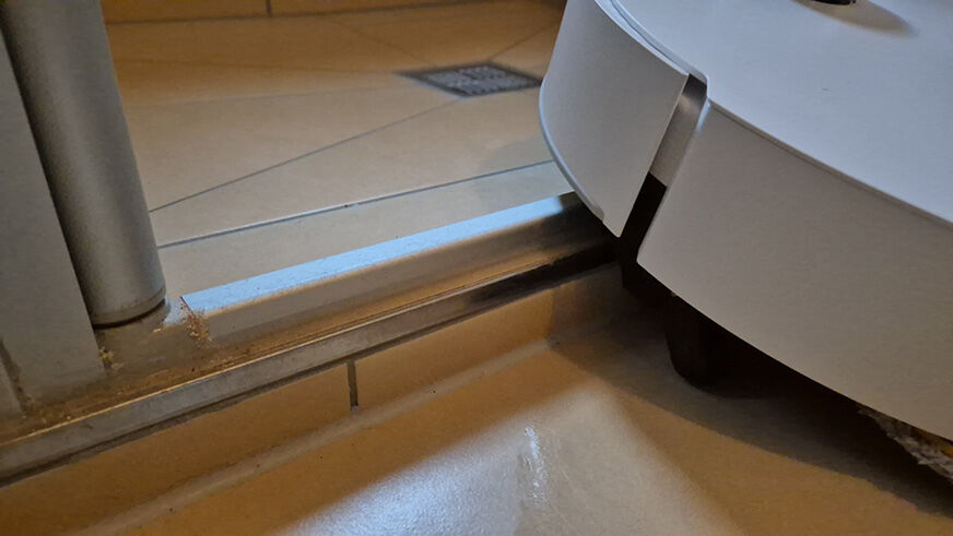 Der Matrix 10 Ultra überwindet eine hohe Türschwelle mithilfe seiner ProLeap-Technologie.